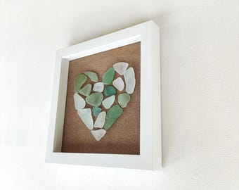 Herzförmiges Bild aus Treibglas, Strandglaskunst, Küstenmalerei, Dekoration fürs Strandhaus, Geschenk für sie