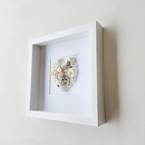 Image de coeur de coquillages blancs, art nautique de conque naturelle, décor mural côtier, cadeau pour les amoureux de la mer