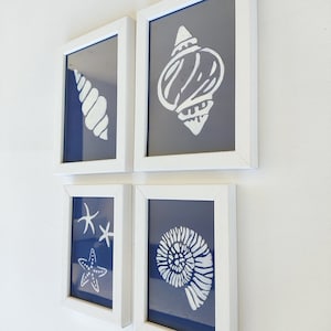Serie di quadri nautici con conchiglie in rilievo, arte originale in stile costiero, decorazione murale della casa sulla spiaggia blu e bianca