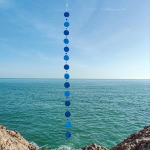 Può includere: Un cartello in legno rustico con la scritta "Welcome to our home" in lettere bianche. Il cartello presenta una finitura invecchiata e un design semplice e invitante, perfetto per un portico o un ingresso.