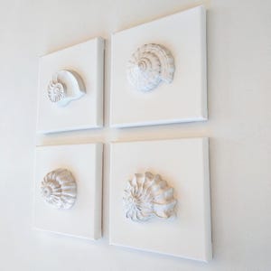 Toiles blanches ornées de coquillages, ensemble de 4 tableaux côtiers avec coquillages, décoration murale 3D pour salle de bain