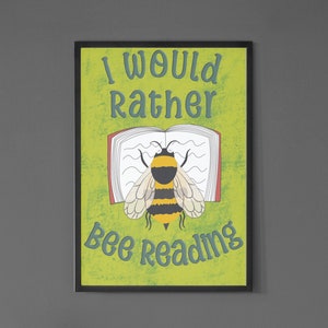 Puede incluir: Un póster verde y amarillo con el texto "I would rather bee reading" y una abeja de dibujos animados sentada en un libro abierto.