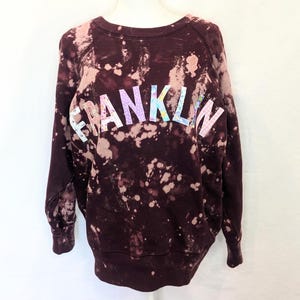 Sweat-shirt recyclé en patchwork Aerie, petit motif appliqué teint dans l'eau de javel rouge baies Franklin TN KY Voyage surdimensionné