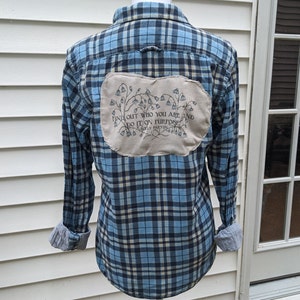 american eagle dress shirts Men's Size Large Gray Blue Plaid Button Down Shirt Fit Relaxed fit Standard length Jaylon is 6 2(1.88 m) Men's Long Sleeve Easy Care