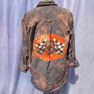 Upcycled Men&#39;s Ivy Crew Harley Davidson Flannel Pomarańczowo-czarny Motocykl Wyścigi Farbowane wybielaczem Przerobione Moda