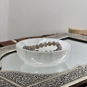 Handgemachte runde Selenitschale (10 cm): Kristallaufbewahrung, Wohnkultur