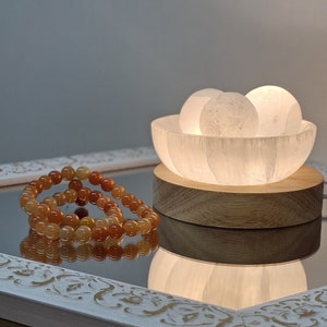 Lampe en cristal de sélénite Pour l'énergie de nettoyage et de guérison du bracelet Sphère de cristaux Cadeau pour amoureux de cristaux Idée cadeau méditation Lampe en pierre image 1