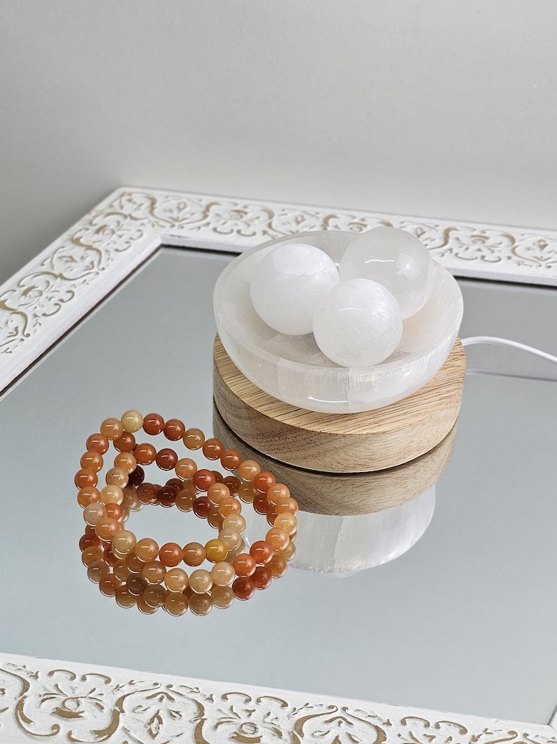 Lampada di cristallo di selenite Per la purificazione e la guarigione dell'energia del braccialetto / Sfera di cristalli / Regalo per gli amanti dei cristalli / Idea regalo per la meditazione / Lampada di pietra immagine 2