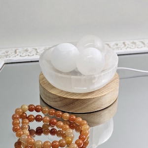 Lampada di cristallo di selenite Per la purificazione e la guarigione dell'energia del braccialetto / Sfera di cristalli / Regalo per gli amanti dei cristalli / Idea regalo per la meditazione / Lampada di pietra immagine 8