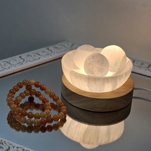 Lampe en cristal de sélénite Pour l'énergie de nettoyage et de guérison du bracelet Sphère de cristaux Cadeau pour amoureux de cristaux Idée cadeau méditation Lampe en pierre image 7