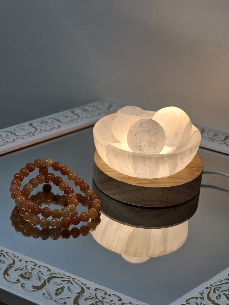 Lampada di cristallo di selenite Per la purificazione e la guarigione dell'energia del braccialetto / Sfera di cristalli / Regalo per gli amanti dei cristalli / Idea regalo per la meditazione / Lampada di pietra immagine 7