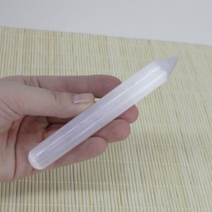 Handgjord Selenitstav: Marockansk Kristall Laddningsstav (15 cm)