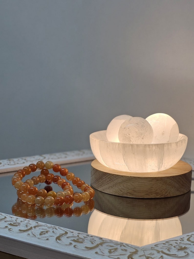 Lampada di cristallo di selenite Per la purificazione e la guarigione dell'energia del braccialetto / Sfera di cristalli / Regalo per gli amanti dei cristalli / Idea regalo per la meditazione / Lampada di pietra immagine 1