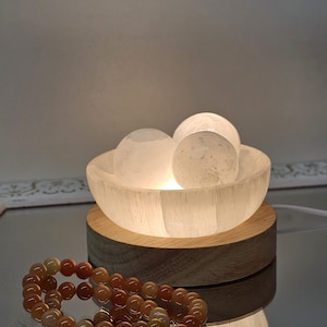 Lampe en cristal de sélénite Pour l'énergie de nettoyage et de guérison du bracelet Sphère de cristaux Cadeau pour amoureux de cristaux Idée cadeau méditation Lampe en pierre image 6