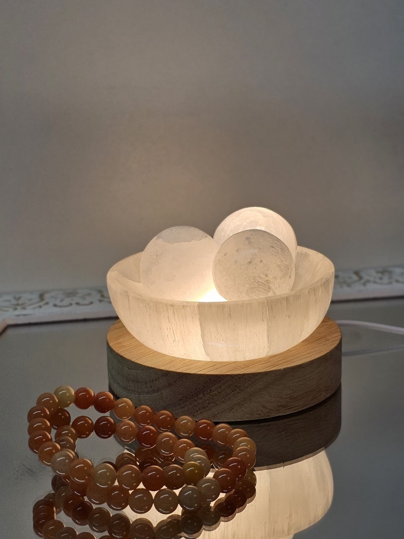 Lampada di cristallo di selenite Per la purificazione e la guarigione dell'energia del braccialetto / Sfera di cristalli / Regalo per gli amanti dei cristalli / Idea regalo per la meditazione / Lampada di pietra immagine 6