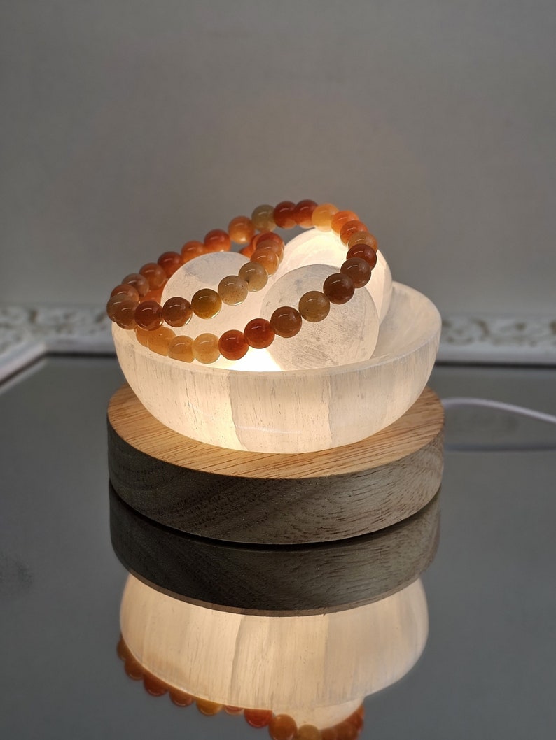 Lampada di cristallo di selenite Per la purificazione e la guarigione dell'energia del braccialetto / Sfera di cristalli / Regalo per gli amanti dei cristalli / Idea regalo per la meditazione / Lampada di pietra immagine 4