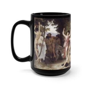 Puede incluir: Taza de café negra con una pintura de un grupo de personas en un entorno boscoso. Las personas están bailando y tocando música. Hay un burro en el centro de la imagen.