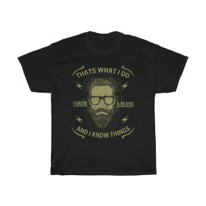 Puede incluir: Camiseta negra con un gráfico de estilo vintage de un hombre con barba y gafas. El texto dice "That's what I do I grow a beard and I know things."