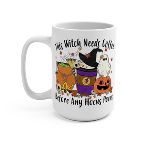 Puede incluir: Taza de cerámica blanca con una ilustración en blanco y negro de una bruja, un caldero, un fantasma, una calabaza y una taza de café. El texto "This Witch Needs Coffee Before Any Hocus Pocus" está impreso en la taza.