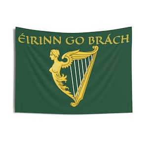 Puede incluir: Una bandera verde con un arpa dorada y una figura de mujer. El texto "ÉIRINN GO BRÁCH" está impreso en dorado en la parte superior de la bandera.