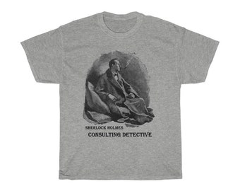 Pode incluir: Uma camiseta cinza com uma ilustração em preto e branco de Sherlock Holmes sentado em uma cadeira. O texto "Sherlock Holmes Consulting Detective" é impresso abaixo da ilustração.