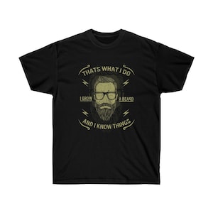 Puede incluir: Camiseta negra con un gráfico verde de un hombre con barba y gafas. El gráfico dice "That's what I do I grow a beard and I know things".