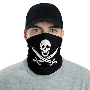 Peut inclure: Un masque facial noir avec un motif de crâne et d'os croisés blancs. Le masque est porté par une personne avec une casquette de baseball noire.