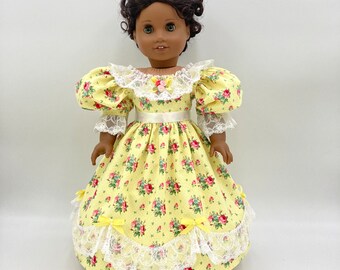 Robe Victoria jaune des années 1830 avec des roses pour poupée de 18 po.