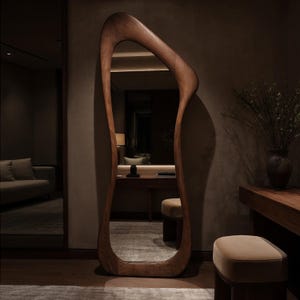 Espelho assimétrico de corpo inteiro, espelho de chão com moldura de madeira, espelho de apoio com formato orgânico, conjunto de banco alto para hall de entrada, decoração minimalista para quarto.