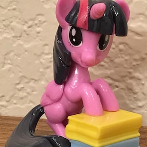 My Little Pony TWILIGHT SPARKLE with BOOKS Sweet Box Figure - 2.5&quot;, Hasbro, 2019, Semi-Custom, New Old Stock