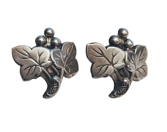 Vintage 1930s Detailed Petite Leaf and Berries Silver Tone Screwback Earrings VFG