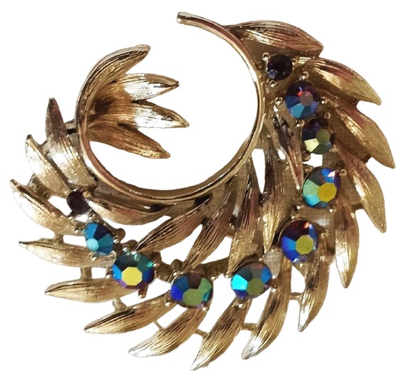 Vintage 1960s BSK Gold Half Wreath Brooch Darker … - image 3