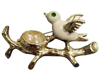 Vintage 1960s Gerry's Enamel White Bird with Nest of Pearl Eggs Gold Tone Brooch VFG