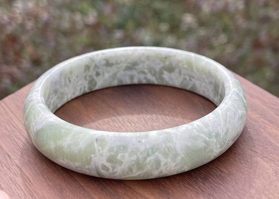 309ct Jade Bangle Vintage Jadeite Carved Bracelet… - image 1