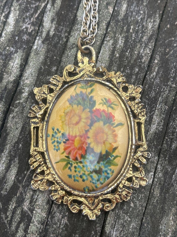 Vintage Estate Necklace Flower Cameo Gold Tone Pe… - image 3