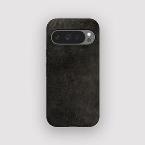 Puede incluir: Una funda de teléfono negra con una superficie texturizada y un diseño circular. La funda tiene un recorte para la cámara y botones en el lateral. La funda está diseñada para un smartphone.