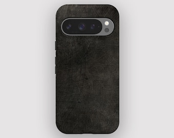 Puede incluir: Una funda de teléfono negra con una superficie texturizada y un diseño circular. La funda tiene un recorte para la cámara y botones en el lateral. La funda está diseñada para un smartphone.