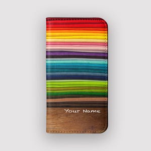 Capa tipo carteira com efeito de tecido Rainbow Folds | Capa tipo fólio de couro vegano Rainbow | Compatível com iPhone 16, 15, 14, 13, Samsung Galaxy S25, S24, S23, S22
