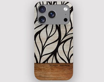 Puede incluir: Funda de teléfono con diseño de vetas de madera. La parte superior presenta un patrón de vetas de madera claras con diseños negros en forma de hojas. La parte inferior es una veta de madera más oscura con el texto "Your Name".
