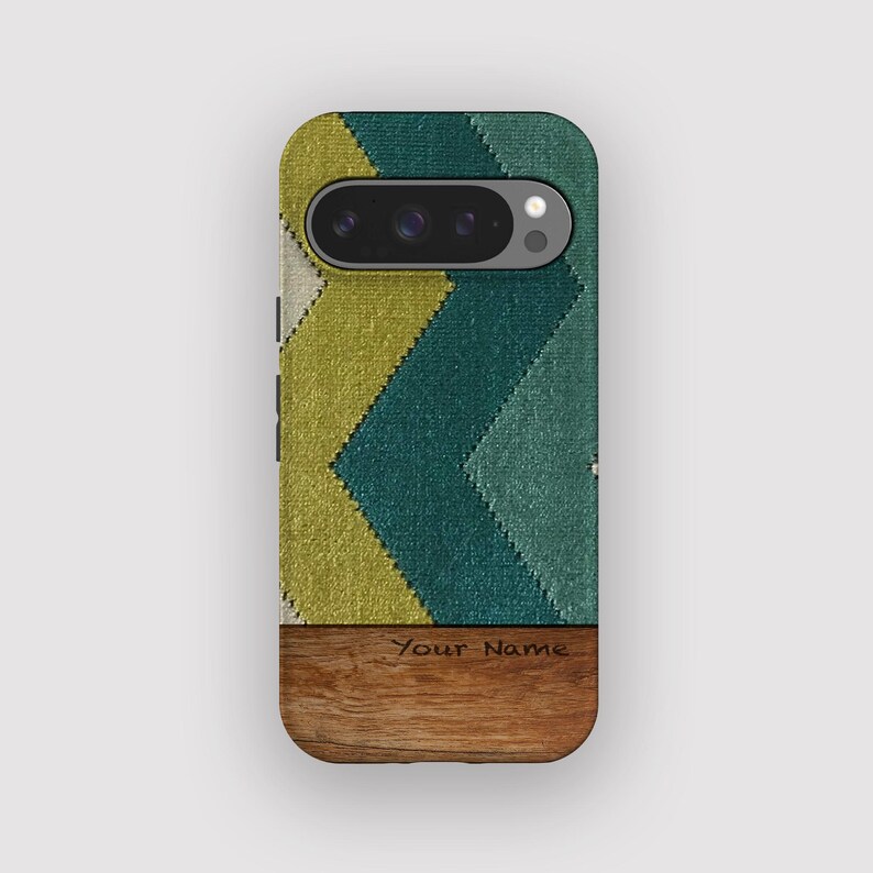 Peut inclure: Coque de t&eacute;l&eacute;phone avec un motif en chevrons color&eacute; dans les tons de vert d'eau, vert et jaune. Le haut de la coque pr&eacute;sente une d&eacute;coupe pour l'appareil photo. Le bas est en imitation bois avec le texte "Your Name".