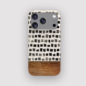 Puede incluir: Funda de teléfono con fondo crema y un patrón de formas cuadradas negras. La sección inferior tiene un diseño de vetas de madera. El texto "Your Name" está impreso en la sección de vetas de madera.
