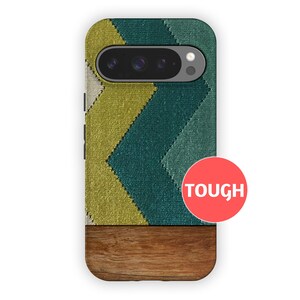 Peut inclure: Coque de t&eacute;l&eacute;phone avec un motif en chevrons vert et jaune, et une base imitation bois. Le mot "TOUGH" est dans un cercle rouge &agrave; droite. L'&eacute;tui a une d&eacute;coupe pour l'appareil photo.