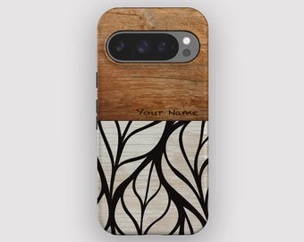 Puede incluir: Funda de teléfono con parte superior de madera y parte inferior estampada. La parte superior es marrón con un recorte para la cámara y el texto "Your Name". La parte inferior tiene un fondo de veta de madera clara con diseños negros en forma de hojas.