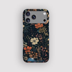 Puede incluir: Funda de teléfono con un diseño floral. Presenta flores naranjas, crema y amarillas sobre un fondo azul marino oscuro. Tiene un recorte para la cámara y una ranura para tarjetas. El diseño incluye hojas y tallos.