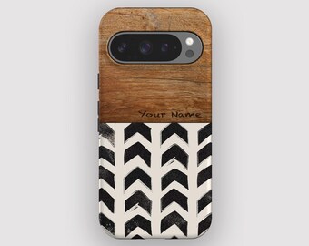 Puede incluir: Una funda de teléfono con una parte superior de madera y un patrón de chevrón en blanco y negro en la parte inferior. El texto "Your Name" está impreso en la funda. La funda está diseñada para un teléfono con cámara.
