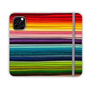 Pode incluir: Uma capa de telefone colorida com um padr&atilde;o de arco-&iacute;ris e um recorte para a c&acirc;mera. A capa tem uma banda el&aacute;stica cinza no lado direito.