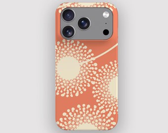 Puede incluir: Funda de teléfono de color coral con un patrón repetido de diseños florales estilizados de color crema. La funda tiene un acabado brillante y un recorte para la cámara.