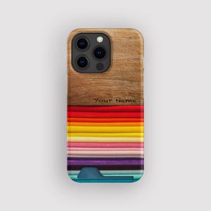 Regenbogen Falten Stoff Effekt Kartenhalter Etui | Regenbogen Slim Hülle | Passend für iPhone 16, 15 Pro Max, 14, 13 Mini, Samsung Galaxy S22, S21 Plus