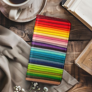 Pode incluir: Uma capa de telefone colorida com um padr&atilde;o de listras de arco-&iacute;ris. A capa &eacute; feita de um material dur&aacute;vel e tem um design elegante.