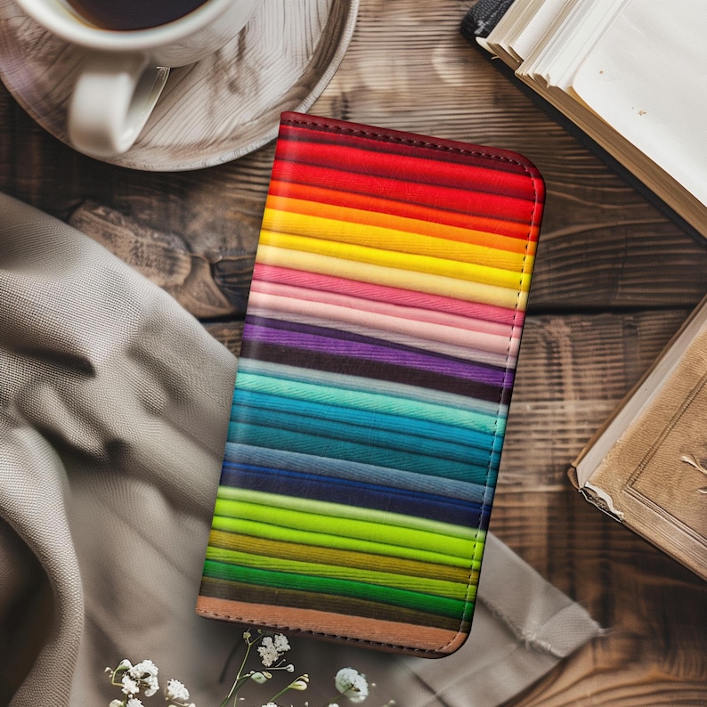 Pode incluir: Uma capa de telefone colorida com um padr&atilde;o de listras de arco-&iacute;ris. A capa &eacute; feita de um material dur&aacute;vel e tem um design elegante.
